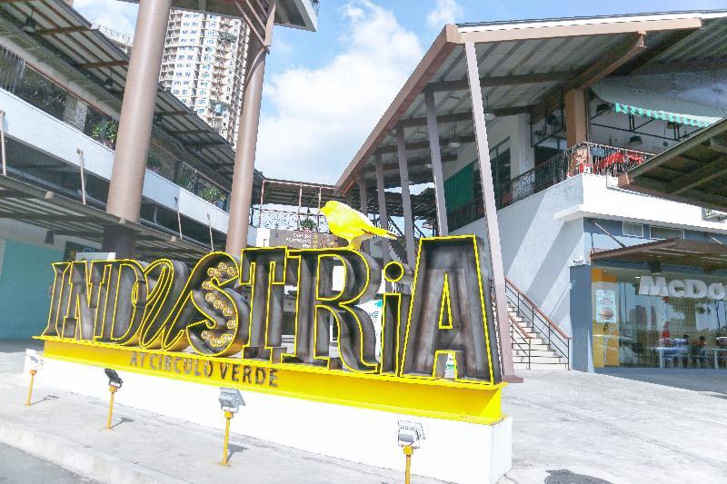 The Cirque Serviced Residences Quezon City Exteriör bild