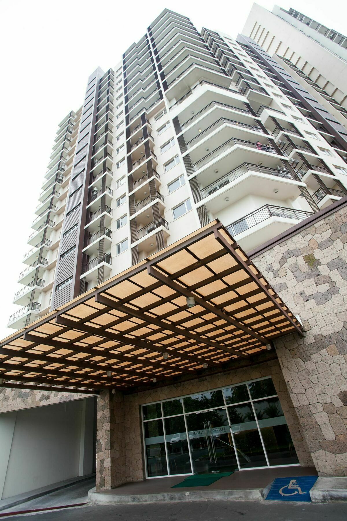The Cirque Serviced Residences Quezon City Exteriör bild